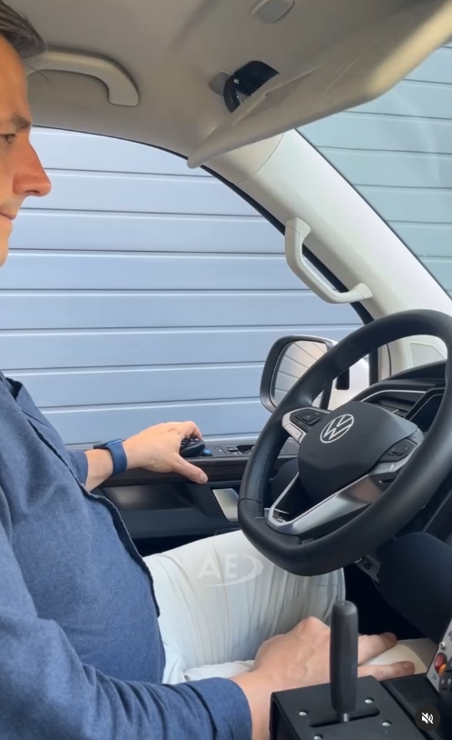 conduccion-por-joystick-en-un-coche-adaptado